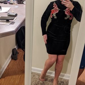 Jeuvre long sleeved size M velvet dress with embroidery